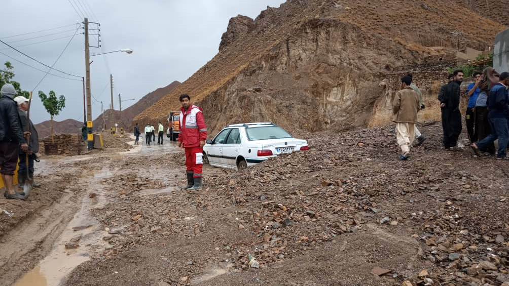 وقوع سیل در یزد/ نجات ۹ نفر و انتقال به پایگاه بین شهری هلال احمر اردکان